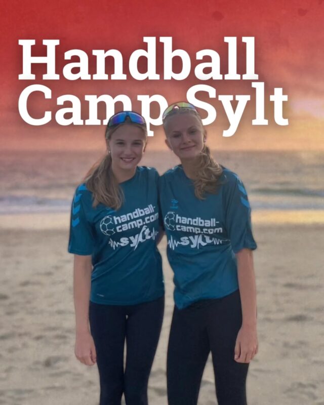 Handballcamp auf Sylt 🏖️🤾‍♀️

Vom 06.07. bis zum 12.07. nahmen zwei unserer Spielerinnen, Clara und Julianna, an einem spannenden Handballcamp auf Sylt teil.

Am Samstag reisten sie mit dem Zug 🚆 nach Westerland, wo sie herzlich von einem Trainer empfangen wurden. Im Camp angekommen, hieß es zunächst: Zelte beziehen 🏕️! Am Abend ging es gemeinsam an den Strand 🌅, wo bei lustigen Kennenlernspielen erste Freundschaften geknüpft wurden.

Am Sonntag startete das Training so richtig: Mit dem Reisebus 🚌 ging es für alle in die Sporthalle. Nach einem Aufwärmprogramm folgte eine intensive Fünf-Stationen-Rotation 🏋️‍♀️. Nach der Mittagspause wurde mit Spielen wie Zahlenhandball weitertrainiert. Zur Belohnung gab’s abends eine Abkühlung in der Nordsee 🌊 – Erfrischung pur!

Die Woche verging wie im Flug ⏳. Trainiert wurden unter anderem:

      •     Abwehr und Angriff 🔁

      •     Wurfkoordination 🎯

      •     Technik und Ballkontrolle ⚙️

Ein besonderes Highlight war der gemeinsame Ausflug nach Westerland 🏙️. In Kleingruppen wurde die Stadt erkundet und jede Menge Spaß gehabt. Der Rückweg führte über den Strand bei Nordseeluft und Sonnenschein ☀️.

Außerdem durften alle Teilnehmer:innen an einer Beachhandball-Einheit 🏖️🤾‍♀️ teilnehmen. Dabei wurden spektakuläre Kempa-Würfe und Pirouetten geübt – und im anschließenden Spiel konnte sich jede*r mit anderen messen.

Fazit:

Eine unvergessliche Woche voller Spiel, Spaß und Teamgeist 💪 – leider viel zu schnell vorbei! Doch Clara und Julianna haben nicht nur viel gelernt, sondern auch tolle Erinnerungen mitgebracht. 🧡