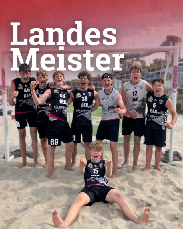 Unsere männliche B-Jugend (U16) krönt sich beim GBO-Turnier in Eckernförde zum Sieger und holt gleichzeitig den Landesmeistertitel Schleswig-Holstein! 💪🙌

Was für ein Auftritt! 💥 Von der ersten Sekunde an hat das Team alles reingehauen – Leidenschaft, Teamgeist und pure Spielfreude. 💯 Jeder Pass, jeder Treffer, jede Parade hat gezeigt: Dieses Team will den Titel! 🥇❤️

🌊 Zwischen Meer, Sonne und einer hammermäßigen Kulisse haben unsere Jungs sich mit einem unvergesslichen Turnier belohnt.

🎉 Wir sind mega stolz auf euch, Jungs! DAS war Werbung für Handball pur! 💥🔥

💬 Schreibt euren Glückwunsch in die Kommentare 👇 und lasst ein ❤️ für dieses geile Team da!

#Landesmeister #TeamSpirit #GBOEckernförde #HandballLiebe #U16 #ChampionVibes #hsgverdenaller