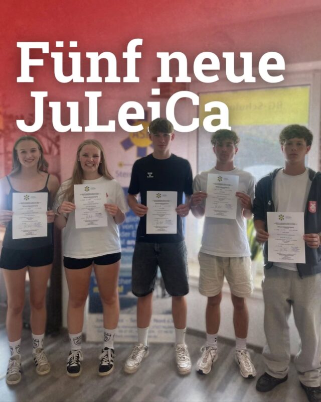 HSG – Junges Engagement, jetzt startklar!
In Kooperation mit dem @juz_thedinghausen hat die HSG Verden-Aller jetzt 5 neue frisch ausgebildete JuLeiCa-Inhaber*innen: Ole, Mika, Viggo, Hanna und Julianna! 

Die 50 Unterrichtseinheiten auf der wunderschönen Insel Spiekeroog waren gefüllt mit Teamgeist, neuen Ideen und jeder Menge Spaß – und haben unseren Nachwuchs-Engagierten das fachliche Rüstzeug vermittelt, um nicht nur Hallballtrainings zu leiten, sondern auch spannende und motivierende Feriencamps oder J-Team Aktionen zu gestalten. 🏝️📚

Der abschließende Erste-Hilfe-Kurs beim ASN sorgt dafür, dass sie im Training nicht nur sportlich, sondern auch in Sachen Sicherheit bestens vorbereitet sind.
So können sie mit Herz, Wissen und Power die nächste Generation von Handballer*innen fördern – danke, dass ihr unterstützt die HSG weiterzuentwickeln. ❤🖤

#HSGVerdenAller #JuLeiCa #JungesEngagement #Ehrenamt