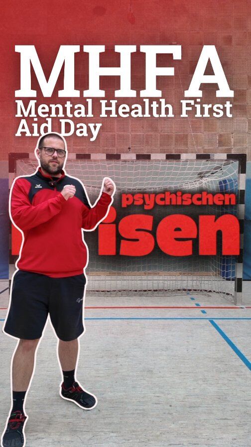 🧠💬 Heute ist Mental Health First Aid Day!

Mental Health First Aid (MHFA) ist ein weltweit anerkanntes Schulungsprogramm, das Menschen befähigt, psychische Gesundheitsprobleme frühzeitig zu erkennen und hilfreich zu reagieren – noch bevor professionelle Hilfe greift. Ganz ähnlich wie bei der Ersten Hilfe für körperliche Notfälle.

Wir alle führen täglich Gespräche – im Verein, in der Familie, bei der Arbeit. Und manchmal ist genau eines dieser Gespräche der Moment, der alles verändert.
Ein Gespräch, das auffängt. Ein Gespräch, das Mut macht. Ein Gespräch, das den Weg in die richtige Richtung weist.

👉 MHFA zeigt dir, wie du ein solches Gespräch sicher und einfühlsam führen kannst.
👉 Denn: Jedes Gespräch zählt.

Wir werden bald unser komplettes MHFA Team vorstellen, bei denen du dich jederzeit melden kannst!

📲 Jetzt mehr erfahren: www.mhfa.com.au/our-day
📌 @mentalhealthfirstaidinternational

#MHFADay #JedesGesprächZählt #MentalHealthMatters #MHFA