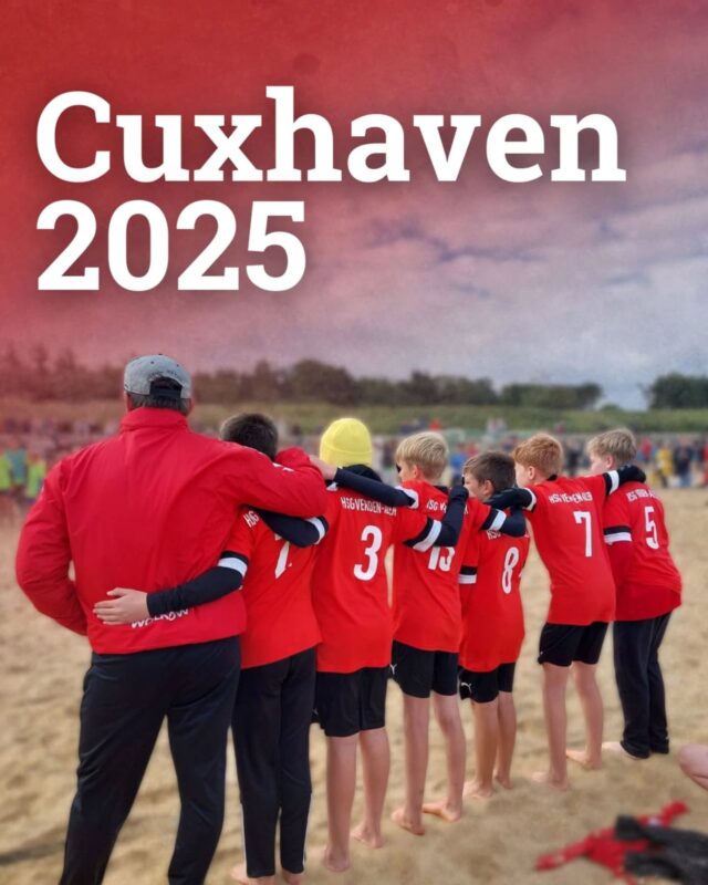 🌊🤾‍♀️🤾‍♂️ Beachhandball in Cuxhaven – was für ein Wochenende!

Vom 22.–24. August war die HSG Verden-Aller mit 7 Mannschaften und über 80 Teilnehmer:innen beim großen Turnier des HVNB in Cuxhaven dabei. ❤️

Nach der gemeinsamen Anreise wurden mit den Eltern die Zelte aufgebaut – und zur Belohnung gab es erstmal Pizza für alle 🍕. Am Abend trafen wir die anderen Teams auf dem Turniergelände und spürten schon die besondere Beach-Atmosphäre.

Am Samstag ging’s dann nach einem reichhaltigen Frühstück richtig los: Sonne, Sand, Spin-Shots, Camper-Tore und starke Paraden 💥. Und das Beste: 5 unserer Teams schafften es direkt in die Viertelfinals – ein Wahnsinns-Erfolg!

Traditionell stand am Abend das Spaghetti-Essen im Hotel Seelust an – mit der legendären Tomatensoße 🍝☀️. Im Hotelgarten wurde bei bestem Wetter gemeinsam gegessen, gelacht und gefeiert – pure HSG-Familie!

Der Sonntag brachte dann die entscheidenden Spiele: Halbfinals, Platzierungsspiele und packende Finals. Und am Ende durften wir richtig stolz sein:

🏆 wD-Jugend: Platz 1 – Finalsieg!
🥈 wE-Jugend: Platz 2 – Finale!
6️⃣ mC-Jugend: Platz 6
4️⃣ wC-Jugend: Platz 4 (Halbfinale)
4️⃣ mD-Jugend I: Platz 4 (Halbfinale)
2️⃣2️⃣ mD-Jugend II: Platz 22
1️⃣3️⃣ mE-Jugend: Platz 13

Was bleibt?
👉 Ein Wochenende voller Erlebnisse, großartigem Teamgeist und unvergesslichen Momenten.
👉 Stolze Spieler:innen, Eltern, Trainer:innen & Betreuer:innen.
👉 Und die Vorfreude aufs nächste Jahr!

Danke an alle, die dieses Wochenende möglich gemacht haben – ihr seid der Hammer! ❤️

#hsgverdenaller #beachhandball #hsgfamily #teamspirit #gemeinsamstark #sandundsonne #cuxhaven2025