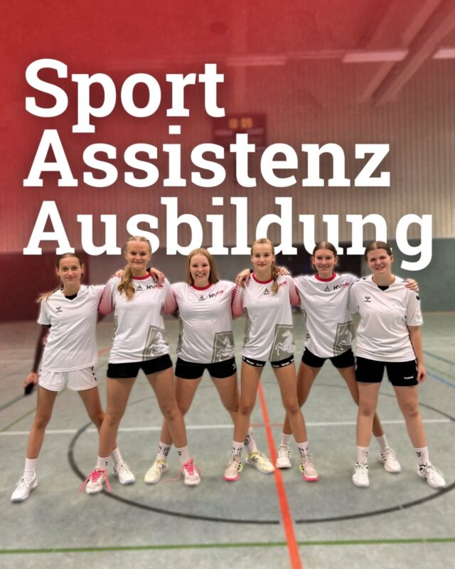 💥 Unsere Trainerassistent:innen-Ausbildung in Lastrup! 🏐
Vom 12. bis 17. Oktober waren wir in Lastrup, um unsere Trainerassistent:innen-Ausbildung zu absolvieren – eine Woche voller Praxis, Spaß und Teamgeist! 🙌

Los ging’s mit Kennenlernspielen und spannenden Team-Building-Aufgaben, bevor es in der Halle richtig aktiv wurde: Prellen, Fangen, Werfen, Springen, Klettern – wir haben alles ausprobiert und gelernt, wie man Kinder kreativ und mit Freude in Bewegung bringt. 🤸‍♀️✨

Auch im Seminarraum war einiges los: Wir haben überlegt, was eine gute Trainerin oder einen guten Trainer ausmacht, uns mit Lernen im Kindesalter, Motorik und Spielfähigkeit beschäftigt und sogar ins Schiedsrichterwesen reingeschnuppert. ⚖️⚽

Zum Abschluss stellten wir unsere eigenen Projekte vor, gaben Feedback und feierten, was wir gemeinsam erreicht haben. 💬

Eine tolle Woche, in der wir viel gelernt, neue Freundschaften geschlossen und als Team der HSG Verden-Aller richtig was mitgenommen haben! 

#hsgverdenaller #trainerassistent #sportjugend #handballliebe #teamspirit #ehrenamt #jugendimverein
