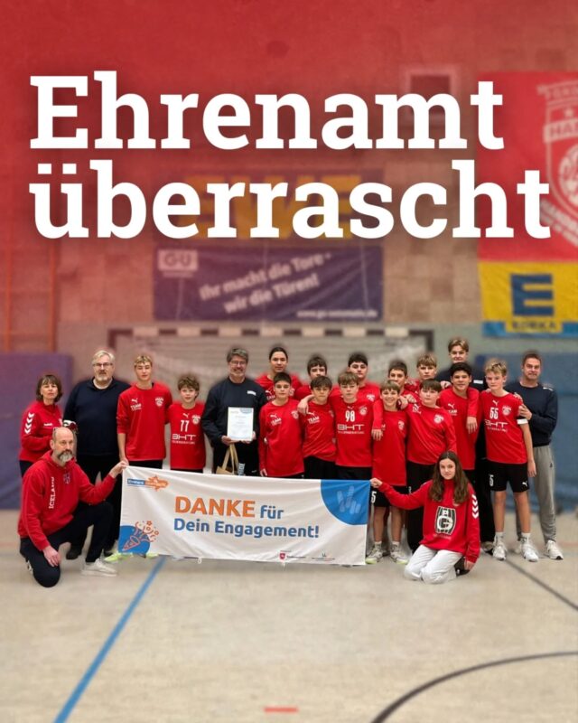 ✨Ehrenamt überrascht 🏆
Unser C-Jugend-Trainer Niels wurde im Rahmen der Aktion „Ehrenamt überrascht“ des @lsb.nds für sein außergewöhnliches Engagement nominiert und heute vor dem Spiel geehrt! 🏆

Seit vielen Jahren steckt Niels unzählige Stunden, Herzblut und Energie in unseren Handball. 🕒💪
Mit seinem Konzept und seiner Persönlichkeit formt er nicht nur erfolgreiche Meisterteams in der Landesliga, sondern schafft es, aus jungen Spielern eine eingeschworene Gemeinschaft zu machen. Seine Leidenschaft für den Sport und sein Einsatz zeigen, was Ehrenamt im Handball bedeutet. 🙌
Ein RIESEN DANKESCHÖN, Niels, dass du mit so viel Herz und Hingabe unseren Verein unterstützt. ❤🖤

#HSGVerdenAller 'LSBNiedersachsen #Ehrenamt