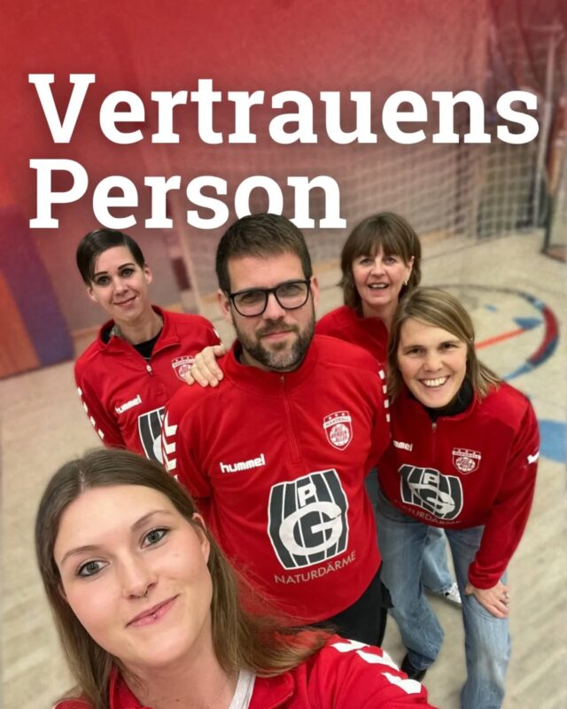 ✨ Unsere Vertrauenspersonen sind für euch da! ✨

Unsere Vertrauenspersonen der HSG Verden-Aller haben sich getroffen: Friederike Fischer, Simone Dunker, Britta Rüpke, Shalin Palik und Dirk Oefele. 💬

Sie stehen euch als Ansprechpersonen zur Verfügung, wenn es euch nicht gut geht oder ihr einfach jemanden zum Zuhören braucht. Alle fünf haben eine MHFA Youth Ausbildung absolviert – ein Programm, das Menschen in psychologischer Erster Hilfe schult.

👉 Was bedeutet das für euch?
Unsere Vertrauenspersonen…

• hören euch offen und wertschätzend zu
• geben Informationen und Orientierung
• ermutigen, professionelle Hilfe in Anspruch zu nehmen
• schauen gemeinsam mit euch, welche Stärken und Ressourcen ihr schon habt

Bei der HSG Verden-Aller geht es nicht nur um Handball – sondern auch um Miteinander, Sicherheit und Unterstützung. ❤️🤍🤝

#HSGVerdenAller #Vertrauenspersonen #MHFAYouth #GemeinsamStark #PsychologischeErsteHilfe #JugendHandball