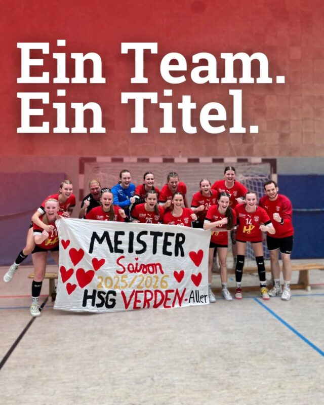 MEISTER.
Unsere weibliche Jugend B holt sich die Meisterschaft in der Regionsoberliga – und das absolut verdient.

Im entscheidenden Spiel gegen den punktgleichen Tabellenzweiten hat das Team in der Saison alles gezeigt: Kampf, Zusammenhalt und Nervenstärke. Am Ende steht ein knapper Sieg – und damit der Grundstein für den Titel.

Diese Mannschaft hat über die gesamte Saison bewiesen, was möglich ist, wenn jede für jede arbeitet. Genau dieser Teamgeist hat den Unterschied gemacht.

Ein großes Lob geht auch an das Trainerteam, das die Entwicklung der Mannschaft entscheidend geprägt hat.
Der gesamte Verein ist stolz auf diese Leistung.

Mit diesem Fundament blicken wir voller Vorfreude auf die kommende Saison.

Jetzt geht es aber erst einmal in den Sand.