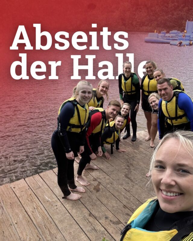 Drei Tage. Ein Ziel. Ein Team.
Ein intensives Vorbereitungswochenende liegt hinter unseren Damen. Mit viel Einsatz, Disziplin und Teamgeist wurde weiter an den Grundlagen für die kommende Saison gearbeitet.

Den Auftakt machte am Freitagabend eine zweistündige Trainingseinheit in der Halle. Am Samstagmorgen stand dann eine weitere zweistündige, intensive Einheit mit Ball auf dem Programm. Nach einer kurzen Mittagspause ging es gemeinsam nach Oyten.

Dort absolvierte die Mannschaft zunächst eine Laufeinheit, bevor beim Teambuilding im Wasserpark der Teamgedanke im Mittelpunkt stand. Gemeinsam Herausforderungen meistern, sich gegenseitig unterstützen und auch abseits des Handballs zusammenwachsen.

Zurück in der Halle, ließ das Team den Abend mit einer Mannschaftsbesprechung und einem gemeinsamen Pizzaessen ausklingen.

Den Abschluss des Wochenendes bildete am Sonntag ein dreistündiges Mentaltraining. Denn neben der körperlichen Vorbereitung spielt auch die mentale Stärke eine entscheidende Rolle, um als Mannschaft erfolgreich zu sein.

Mit vielen intensiven Eindrücken, wertvollen gemeinsamen Momenten und einer großen Portion Motivation blicken unsere Damen nun auf die kommenden Wochen der Saisonvorbereitung. Gemeinsam wollen wir weiter an uns arbeiten – auf und neben dem Spielfeld.